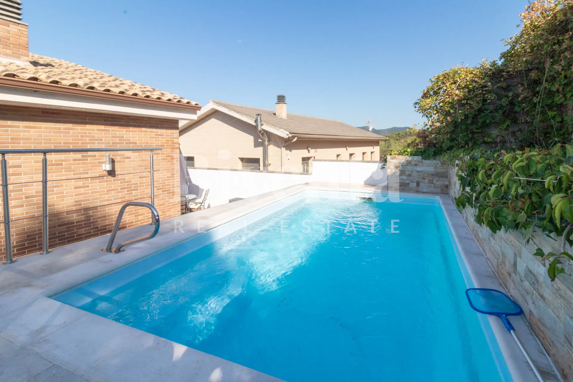 Imatge de Exclusiva Casa Unifamiliar de Somni: Confort, Natura i Piscina Privada