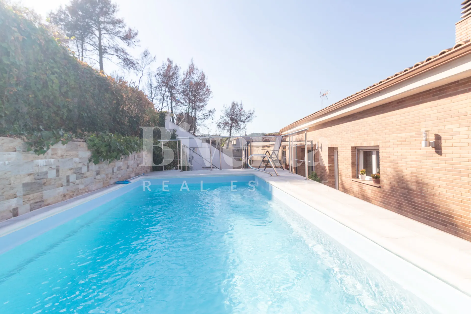 Imatge de Exclusiva Casa Unifamiliar de Somni: Confort, Natura i Piscina Privada