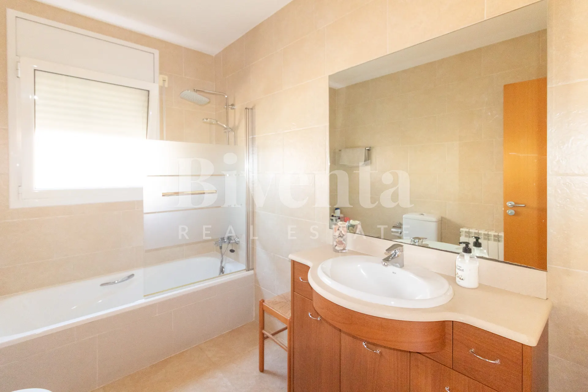 Imatge de Exclusiva Casa Unifamiliar de Somni: Confort, Natura i Piscina Privada